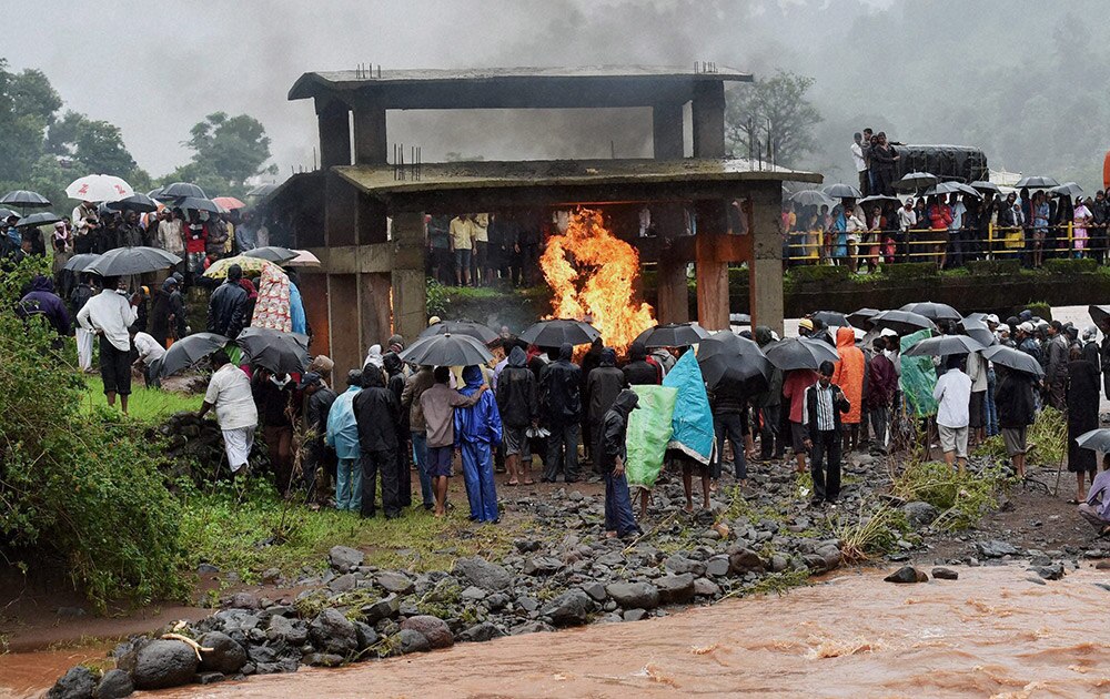 माळीण गावातील दुर्घटनेत मृत्यू झालेल्यांवर सामूहिक अंत्यसंस्कार करण्यात आले
