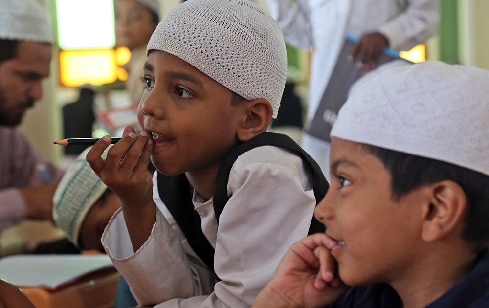 हैदराबाद येथील मद्रासा शाळेत शिकत असताना मुस्लिम धर्मीय मुलं