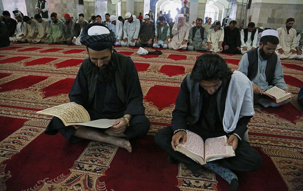 काबुल येथे मुस्लिम धर्मीय लोक कुरान वाचताना