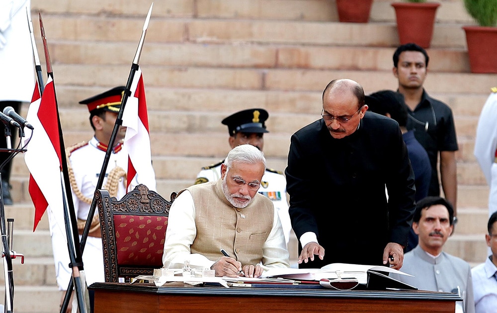 राष्ट्रपती भवनात 26 मे रोजी भारताच्या 15व्या पंतप्रधान पदाची शपत घेतांना नरेंद्र दामोदरदास मोदी
