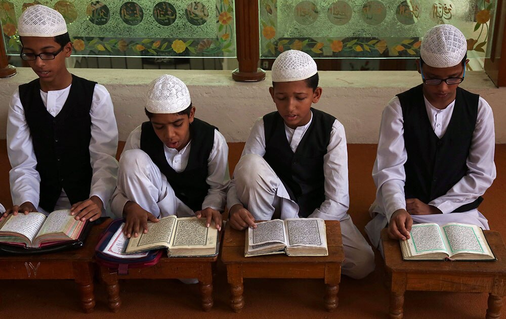 हैदराबाद येथे  कुरानचे वाचन करताना मुस्लिम धर्मीय मुले