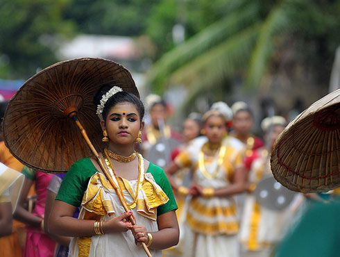 भव्य सोहळा...‘अथाचमयन’ हा या सणातील अत्यंत महत्त्वाचा भाग... ‘ओनम’चा पहिला दिवस ‘अथम’ म्हणून ओळखला जातो. सजलेले हत्ती, छोट्या-मोठ्या बोटी, संगीत, पारंपरिक लोकनृत्य आणि वेगवेगळ्या कलांसोबत हा सण विविध रंगांत उजळून निघतो. त्यामुळेच राज्याच्या सांस्कृतिक समृद्धीला अधोरेखित करणारा हा सण ठरतो. ‘तिरिक्काक्करा’ मंदिरापासून भव्य यात्रेला सुरुवात होते. ही यात्रा म्हणजे पर्यटकांसाठी पर्वणीच ठरते. केरळ शासनाचाही या यात्रेमध्ये मोठा सहभाग असतो. 