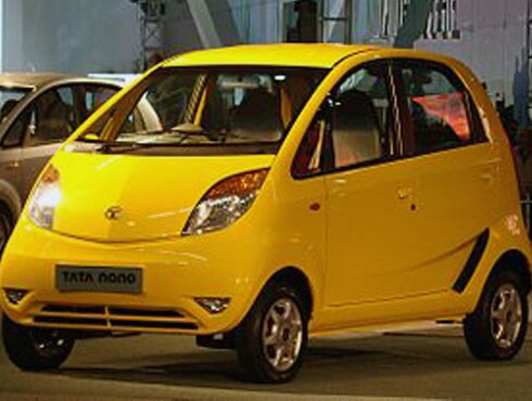टाटा नॅनोटाटा नॅनो (Tata Nano) ही टाटा मोटर्स कंपनीने बनवलेली नवीन कार आहे. कारची किंमत सुरूवातीला साधारण १ लाख रुपये होती. यात आता बदल केले गेले आहेत.  त्यामुळे १.५ ते २.५ लाखापर्यंत गाडी घेता येणे शक्य आहे. २३ मार्च २००९ रोजी टाटा समुहाचे अध्यक्ष रतन टाटा यांनी मुंबईमध्ये ही कार लाँच केली. या कराचे इंजिन - ६२४ सीसी, ३३ बीएचपीमायलेज - जवळपास ३० किमी/लीटरसुरक्षा- आंतराष्ट्रीय स्पेसीफिकेशन प्रमाणेउत्सर्जन - यूरो ४ च्या प्रमाणा नुसारगियरबॉक्स - ४ स्पीड मॅन्युएलटाकी ची क्षमता - ३० लीटरइतर- फ्रंट डिस्क ब्रेकस् व मागे ड्रम ब्रेक्स्सर्वोच्च वेग - ९० किमी/तास