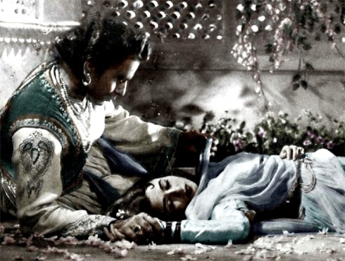 मुगल-ए-आझम (दिलीप कुमार)

‘मैं तुम्हारी आँखों मे अपनी मोहब्बत का इकरार देखना चाहता हूँ’

 
