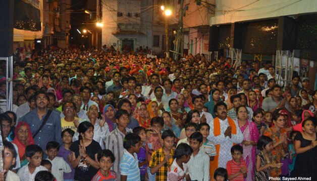 बांग्लादेशबांग्लादेशातील बहुसंख्य जनता ही मुस्लिम असली, तरी हिंदूंचा दुर्गापूजा हा सण तेथे थाटात साजरा होतो. 2007 सालच्या अहवालानुसार, बांग्लादेशात 27,000 ठिकाणी पुजेचे मंडप उभे राहिले होते. यातील 470 पूजा मंडप तर एकट्या ढाका शहरात होते. देशात अल्पसंख्यांक असणारे हिंदू आपला सर्वांत मोठा सण मुस्लिम बंधू भगिनींसोबत दिमाखात साजरा करतात. मुख्य म्हणजे यावरून कुठलाही वाद किंवा दंगे होत नाहीत. आपण बंगाली असल्याची भावनाच त्यांना या काळात बांधून ठेवते.