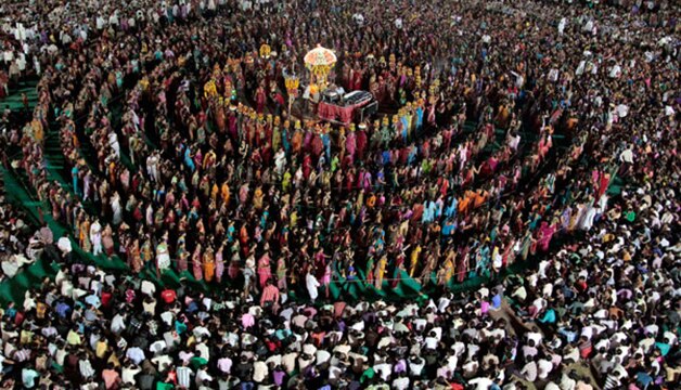 अबू धाबीअमिरातीमधील अबू धाबी हे पहिलं ठिकाण आहे, जिथे सर्वप्रथम दूर्गापूजा साजरी करण्यास सुरूवात झाली. 1985 साली सुरू करण्यात आलेला दूर्गापुजेचा सण वाळवंटी देशातील हिरवळ बनत चालला आहे. पहिली पूजा एका बंगाली घरात साजरी करण्यात आली. मात्र नंतरच्या काळात हा सण भारतीय सांस्कृतिक मंडळांमध्ये साजरा होऊ लागला. संपूर्ण युएईमधील भारतीय लोक या सणासाठी अबु धाबीत जमू लागले. अनेक जण सणाचे पाच दिवस उत्साहाने सणात सहभागी होऊ लागले. मात्र 1990 साली काही कारणास्तव सण साजरा करणं थांबवण्यात आलं. त्यानंतर अबू धाबीत राहाणाऱ्या काही बंगाली बांधवांनी 2007 साली पुन्हा सण साजरा करण्यास सुरूवात केली. AUHBONGS ही संस्था स्थापन करून पुन्हा सण साजरे करण्यास सुरूवात करण्यात आली. आजही अबू धाबीत हा सण थाटामाटात साजरा होत आहे.