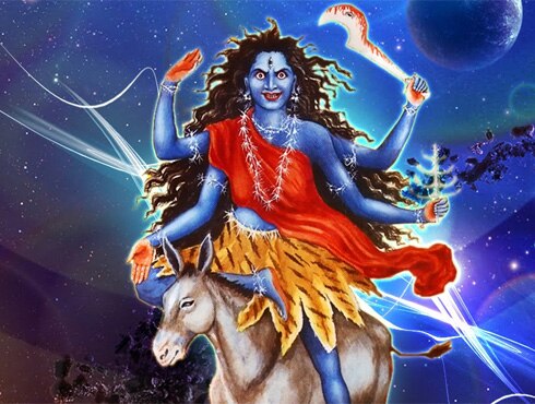 कालरात्रिदुर्गेचे सर्वात हिंसक रूप म्हणून प्राचीन हिंदू साहित्यात प्रसिद्ध, कालरात्रिची सातव्या दिवशी उपासना होते. देवीचे हे रूप भक्तांच्या मनातमध्ये भीती निर्माण करणार आहे. सर्व आसुरी शक्तीचा नाश करणारी ही देवी आहे.