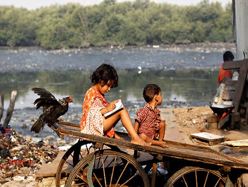 गरिबीचं संकट कायमभारतासमोरचं मोठं संकट म्हणजे गरिबी. देशात गरिबी आणि श्रीमंती यातली दरी वाढत चाललीय.