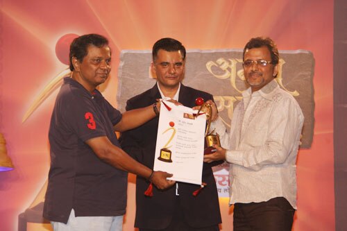 श्री सुरेंद्र साळवी यांना मनोरंजन क्षेत्रासाठीचा अनन्य सन्मान २०११ प्रदान करण्यात आला ( विग मेकर सुरेंद्र साळवी हे गेल्या २५ वर्षांपासून पडद्यामागे राहून चित्रपटसृष्टीची सेवा करत आहेत)  