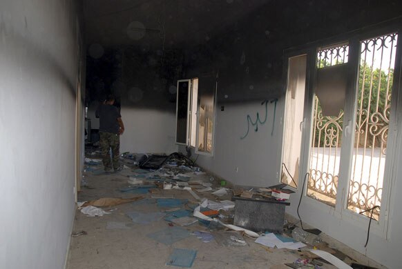 लिबियामध्ये अमेरिकन राजदूतासह चार जणांची हत्या करण्यात आली. या हत्येनंतर बेनगाझी येथील अमेरिकन दूतावासाचे भग्नावशेष.