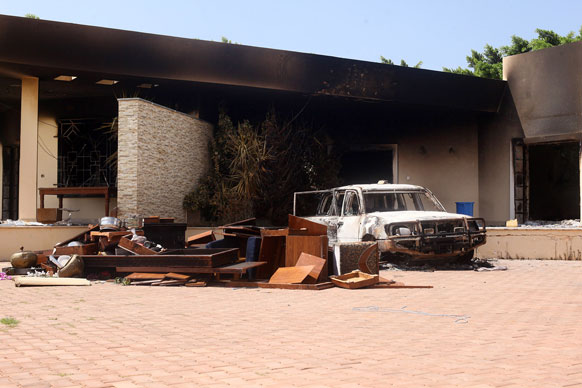 लिबियामध्ये अमेरिकन राजदूतासह चार जणांची हत्या करण्यात आली. या हत्येनंतर बेनगाझी येथील अमेरिकन दूतावासाचे भग्नावशेष आणि जळालेली कार