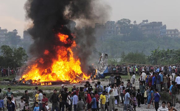 नेपाळमधील काठमांडू येथील अपघातात विमानाला लागलेली आग