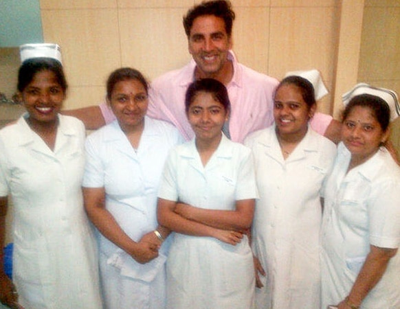 मुलगी झाल्यानंतर मुंबईतील ब्रीच कँडी हॉस्पिटमध्ये नर्ससोबत हास्यवदन करताना अक्षय कुमार