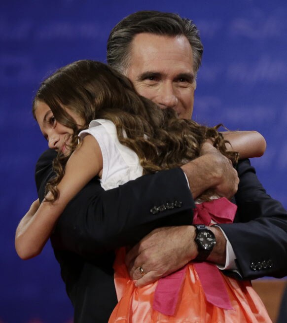 रिपब्लिकन अध्यक्ष मीट रॉम्नी यांना मिठी मारताना त्यांची मुलगी