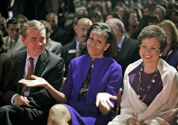पहिला वादाच्या फेरीवेळी उपस्थित बराक ओबामा यांची पत्नी मिशेल ओबामा