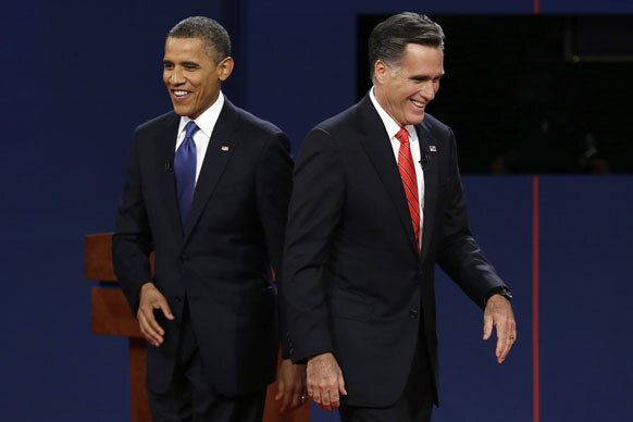 रिपब्लिकन अध्यक्ष मीट रॉम्नी आणि अध्यक्ष बराक ओबामा यांच्यातील जाहीर वाद सुरू होण्यापूर्वी डायसवर जाताना