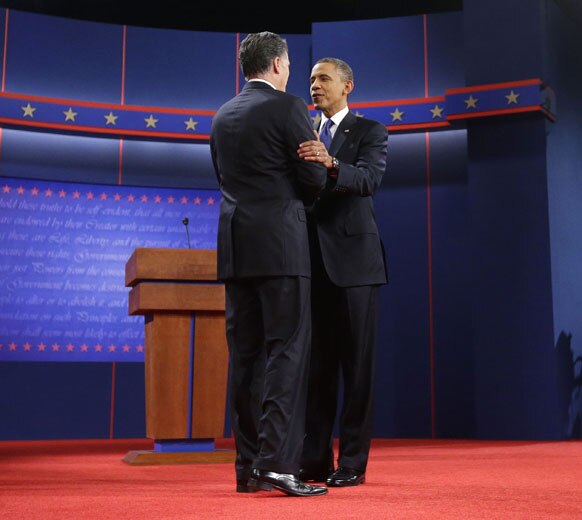 रिपब्लिकन अध्यक्ष मीट रॉम्नी आणि अध्यक्ष बराक ओबामा निवडणुकीपूर्वी आलिंगन देताना