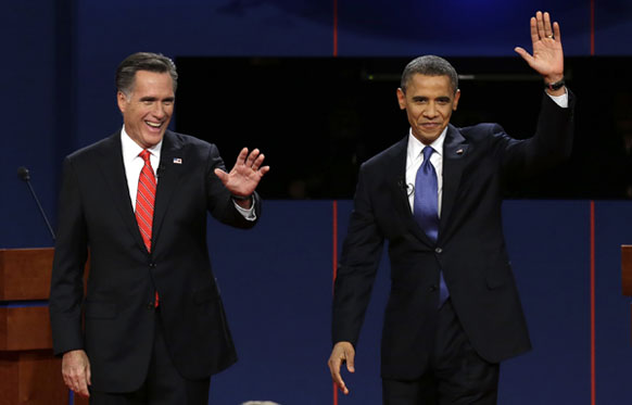 रिपब्लिकन अध्यक्ष मीट रॉम्नी आणि अध्यक्ष बराक ओबामा यांच्यातील जाहीर वाद अमेरिकेत रंगला. यावेळी अभिवादन करताना दोघे