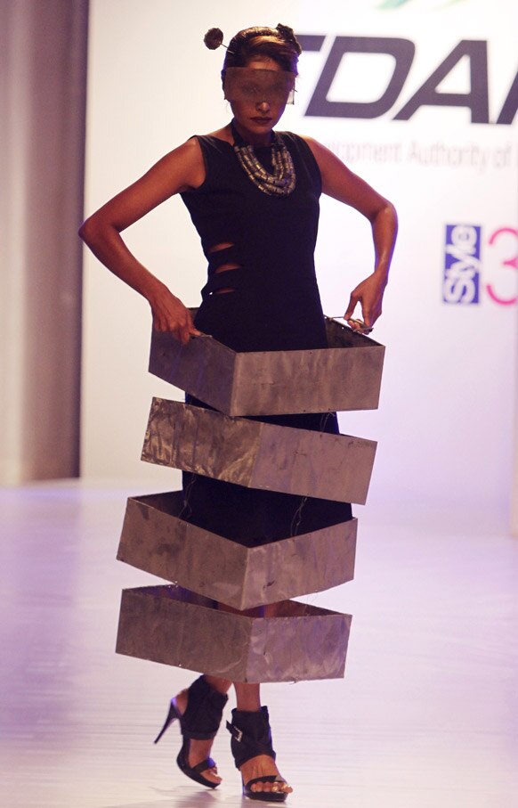 कराचीमधील फॅशन शोमधील अमीन गुलगी या फॅशन डिझायनरचे कॉश्चुम्स घातलेली मॉडेल