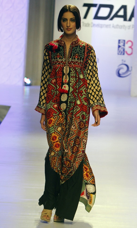 कराचीमधील फॅशन शोमधील फैजा सामी या फॅशन डिझायनरचे कॉश्चुम्स घातलेली मॉडेल