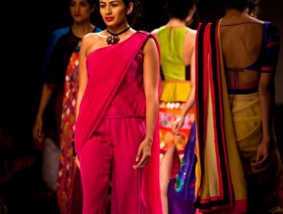 नवी दिल्लीतील इंडिया फॅशन वीकमध्ये प्रदर्शनात मॉडेल