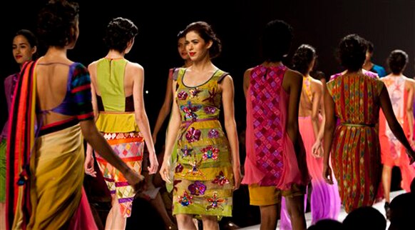 नचिकेत बर्वे याच्या संकल्पनेतून साकारलेले नवी दिल्लीतील इंडिया फॅशन वीक