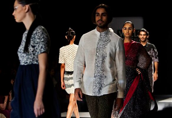 नचिकेत बर्वे याच्या संकल्पनेतून भरविण्यात आलेल्या इंडिया फॉशन वीकमध्ये स्त्री-पुरूष मॉडेल