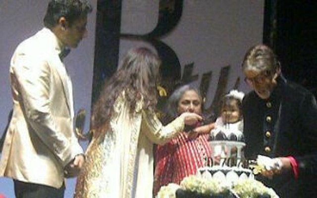 बिग बींच्या वाढदिवसाच्या पार्टीत पहिल्यांदा आराध्या बच्चनची झलक दिसली. सौजन्य- ट्विटर