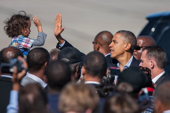 अमेरिकेचे अध्यक्ष बराक ओबामा विमानतळावर आले असताना चिमुरड्याने असे स्वागत केले.
