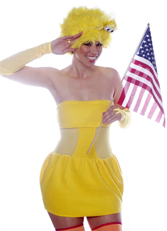 पिवळा ड्रेस आणि गूगल आइज घातलेली  शॅनॉन झीगर