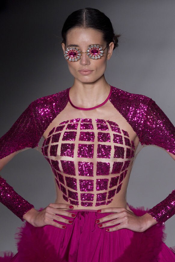 विन्टर 2013 कलेक्शन सौ पोलो फॅशन विकमधील रोबोसारखी दिसणारी मॉडेल.