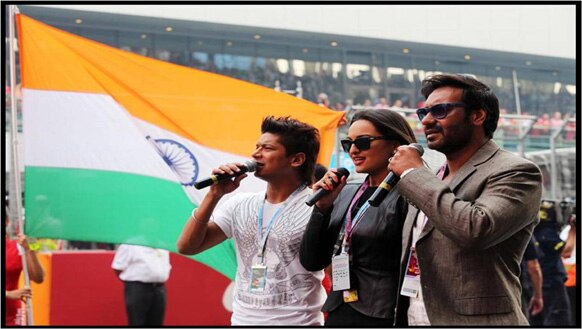 एफ वन रेसला सुरूवात होण्यापूर्वी गायक शान, सोनाक्षी सिन्हा,अजय देवगण यांनी राष्ट्रगीत गाऊन राष्ट्रध्वजाला मानवंदना दिली.