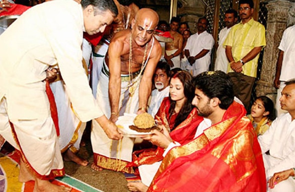 ऐश्वर्या रॉय आणि अभिषेक बच्चन लग्नानंतर तिरूपती मंदिरात 