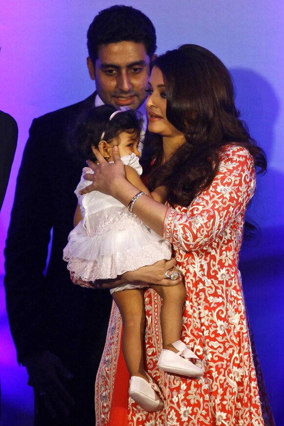ऐश्वर्या राय, अभिषेक बच्चन आणि आराध्या बच्चन हे फ्रेंच पुरस्कार सोहळ्यात उपस्थित होते तो क्षण