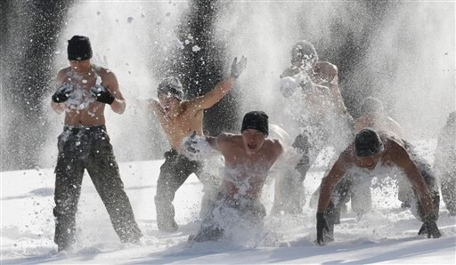 दक्षिण कोरियात वारफेयर बलोसाठी अर्ध नग्न अधिकारी याणि  सर्दिचा अभ्यास करण्यासाठी बर्फाचा वापर करताना