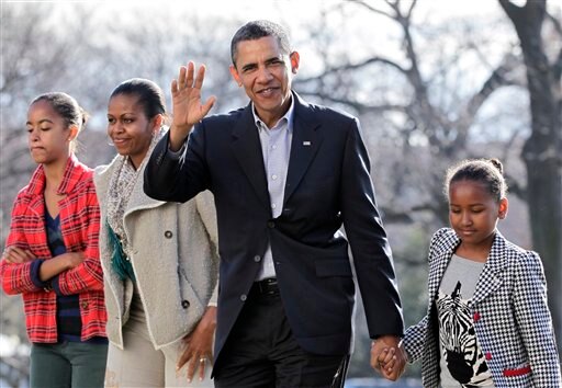 अमेरिकेचे राष्ट्राध्य़क्ष बरोक ओबामा,पत्नी मिशेल आणि मुली मीलास सशा