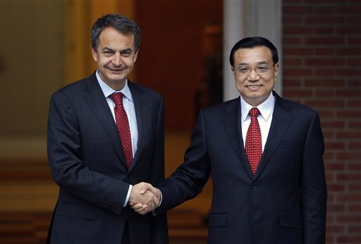 स्पेनचे पंतप्रधान जोस लुईस आणि चीनचे उपपंतप्रधान ली केक्युइंग यांचा माद्रीतमध्ये भेट झाली. यावेळी हस्तांदोलन करताना