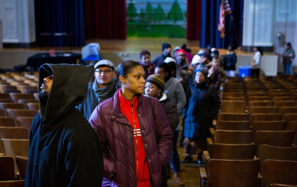 अमेरिका निवडणुकीसाठी एका शाळेत मतदानासाठी जमलेले नागरिक
