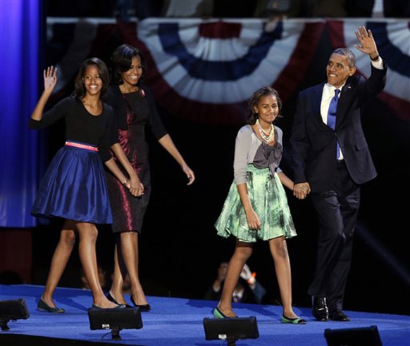 आपल्या लाडक्या मुलींसह बराक ओबामा अभिवादन करताना