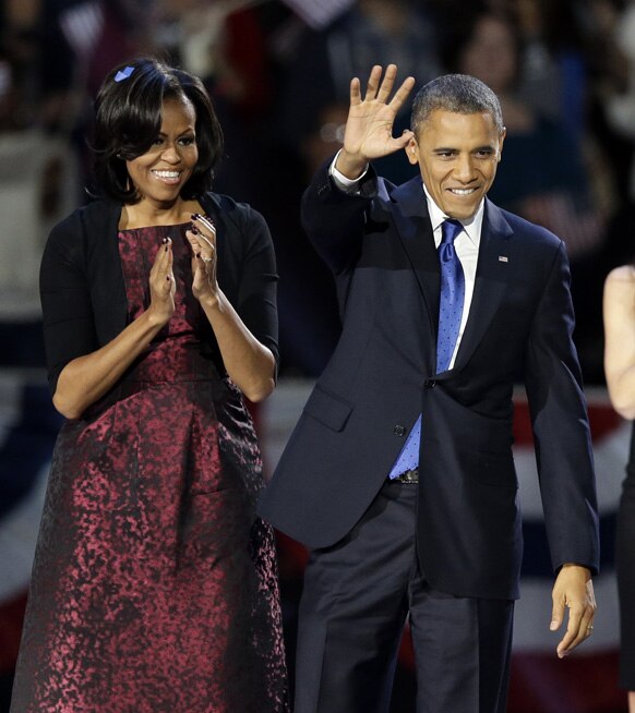 अमेरिकेचे नवे अध्यक्ष बराक ओबामा आणि अमेरिकेच्या फर्स्ट लेडी मिशेल ओबामा जनतेला अभिवादन करताना