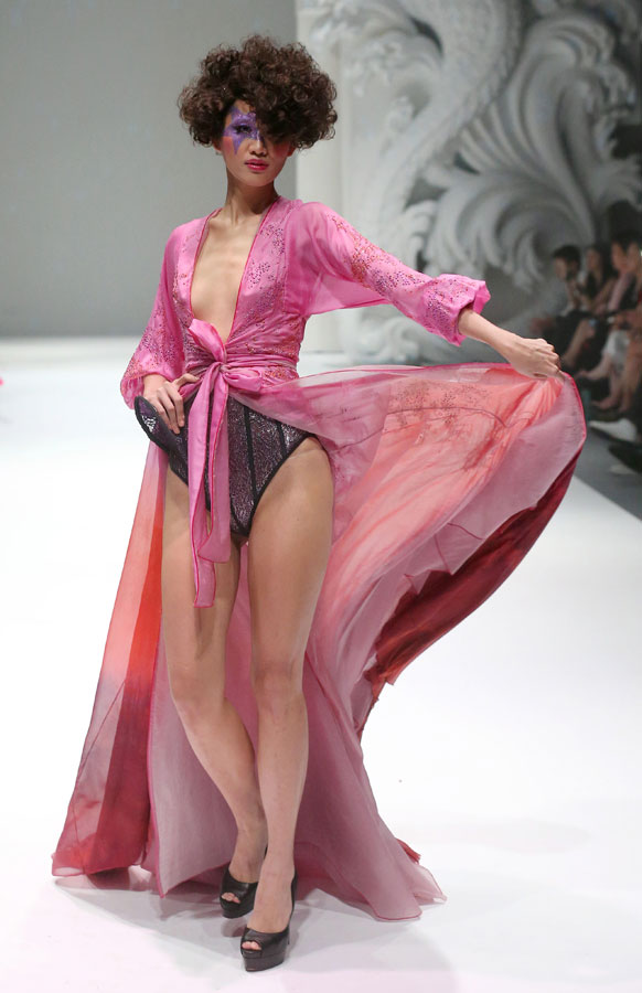 सिंगापुर फॅशन शो मध्ये फ्रेंच डिझाइनर जूनियन फोर्नीचे कलेक्शन सादर करताना मॉडल
