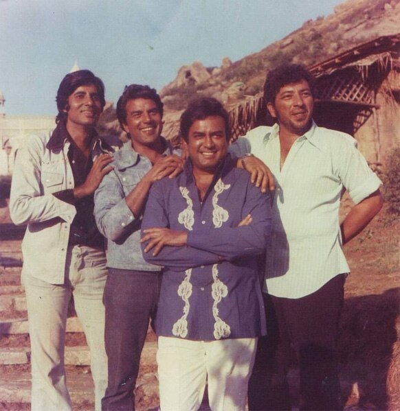 शोले सिनेमाच्या सेटवर अमिताभ बच्चन, संजीव कुमार आणि अमजद खान यांच्यासोबत धर्मेंद्र
