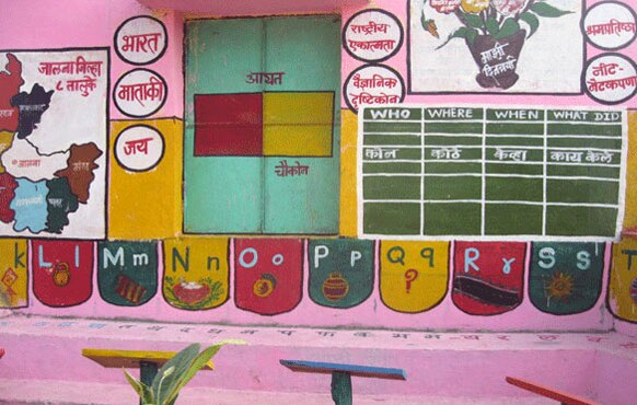 महाराष्ट्रातील जालना जिल्हा. शिक्षणाच्या अंधारातून बाहेर काढण्यासाठी एका शिक्षक अवलियाने शिक्षणासाठी स्वखर्चाने गुलाबी रंगाचं खेडं बनवलं. 