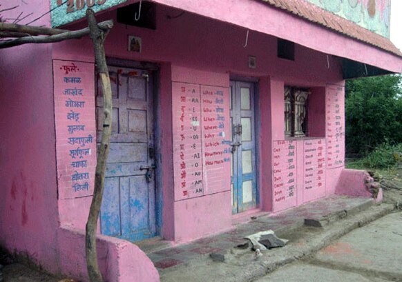 महाराष्ट्रातील जालना जिल्हा. शिक्षणाच्या अंधारातून बाहेर काढण्यासाठी प्रफुल्ल सोनवणे या शिक्षक अवलियाने शिक्षणासाठी स्वखर्चाने गुलाबी रंगाचं खेडं बनवलं. 