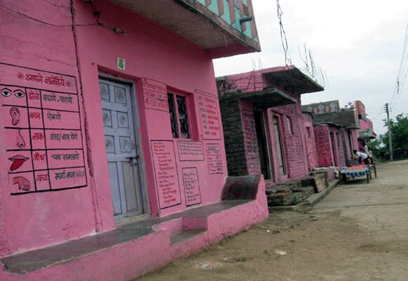 जालना जिल्ह्यातील गाव गणेशपूर. याच गावातील उपक्रमशील शिक्षक प्रफुल्ल सोनवणे यांनी स्वखर्चाने गुलाबी रंगाचं खेडं बनवलं. हे गुलाबी खेडं शिक्षणाचा केंद्र झालंय.