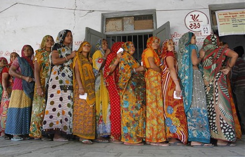 गुजरातमधील पहिल्या टप्प्याच्या मतदानावेळी बुथ बाहेर लागलेली महिलांची रांग