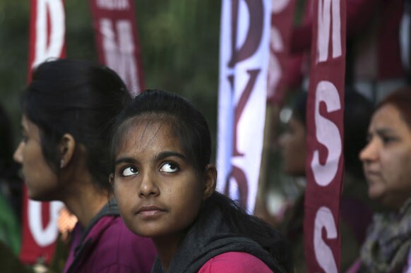 'दोषींना फासावर द्या...' दिल्लीमध्ये चालत्या बसमध्ये मुलीवर झालेल्या गँगरेपचा धिक्कार