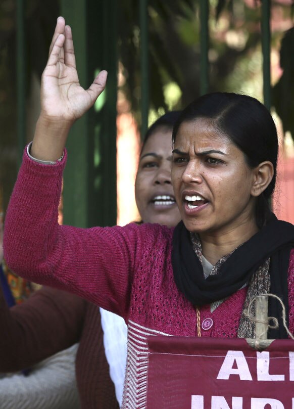 'दोषींना फासावर द्या...' दिल्लीमध्ये चालत्या बसमध्ये मुलीवर झालेल्या गँगरेपचा धिक्कार