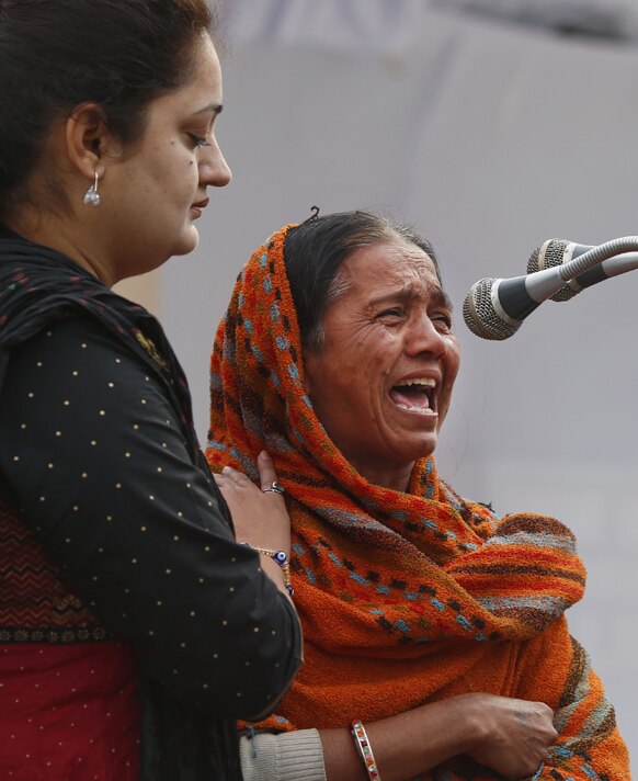 दिल्ली : बलात्कार पीडित एक महिला आपल्या अनुभवाचं कथन करताना अशरक्ष: कोसळली