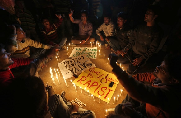 'दोषींना फासावर द्या...' दिल्लीमध्ये चालत्या बसमध्ये मुलीवर झालेल्या गँगरेपचा धिक्कार...